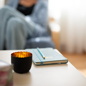 Praxis Detailfoto Tisch, Kerze und Notizbuch